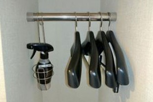 写真：ハンガー、消臭剤