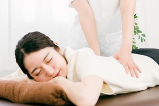 写真：指圧マッサージ(有料／手配含む)