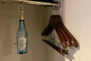 写真:ハンガー、消臭剤