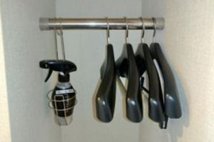 写真：ハンガー、消臭剤