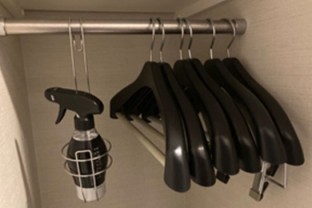写真：ハンガー、消臭剤