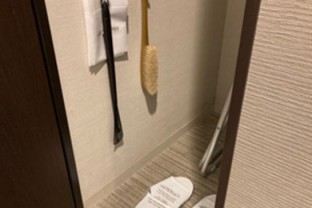 写真：シューシャイン、ブラシ、スリッパ、靴べら