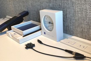 写真：マルチ充電器、アクセサリトレイ、メモ帳など