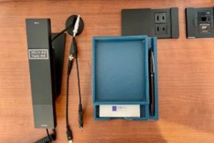 写真:マルチ充電器、LANケーブル、アクセサリトレイ等