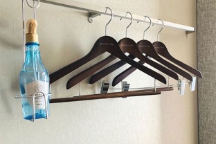 写真：ハンガー、消臭剤