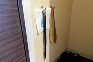 写真：シューシャインペーパー、ブラシ、スリッパ、靴べら