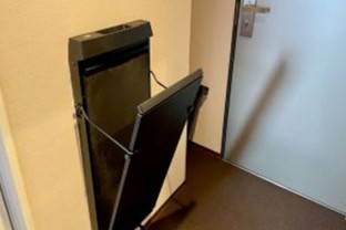 写真:壁掛けズボンプレッサー