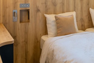 写真：枕元にコンセントおよびUSBコンセント