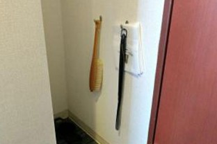 写真：シューシャイン、ブラシ、スリッパ、靴べら