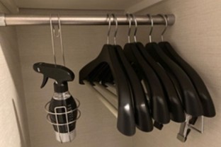 写真：ハンガー、消臭剤