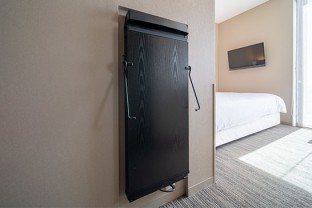 写真：壁掛け式ズボンプレッサー