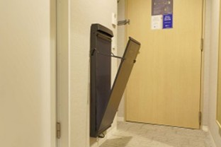 写真：壁掛けズボンプレッサー