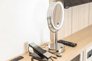 写真：LED付メイクミラー