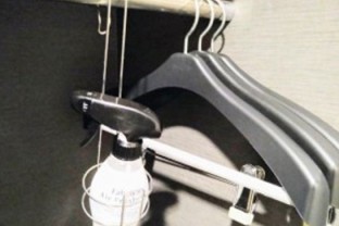 写真：ハンガー、消臭剤