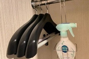 写真：ハンガー、消臭剤