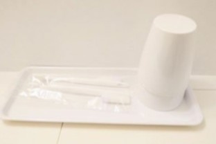 写真：歯ブラシ、メラミンコップ