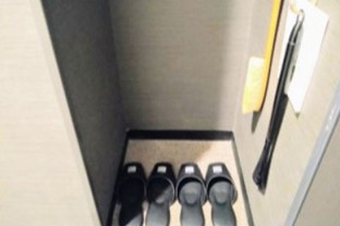 写真：シューシャイン、ブラシ、スリッパ、靴べら