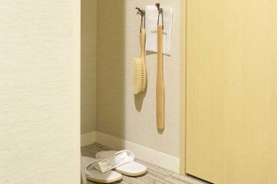 写真：シューシャイン、ブラシ、スリッパ、靴べら