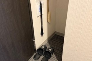 写真：シューシャイン、ブラシ、スリッパ、靴べら