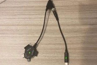 写真：スマートフォン充電器