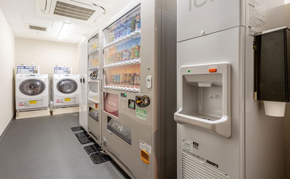 写真：コインランドリー・自動販売機