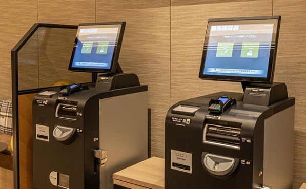 写真：セルフチェックイン機