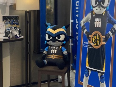 写真：特大タツヲぬいぐるみ