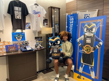 写真：特大タツヲぬいぐるみ