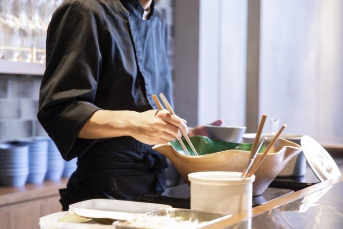 写真：銀座朝食ラボの料理人が盛り付けする様子