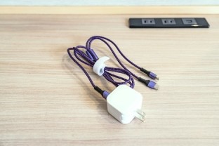 写真：USBタイプCとライトニングケーブル